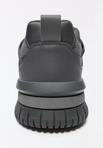 Sneaker low 'BAMBA STREET II' de la Bershka pe gri