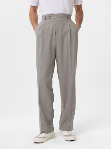 Loosefit Pantaloni con pieghe 'Claudio' di Antioch in grigio