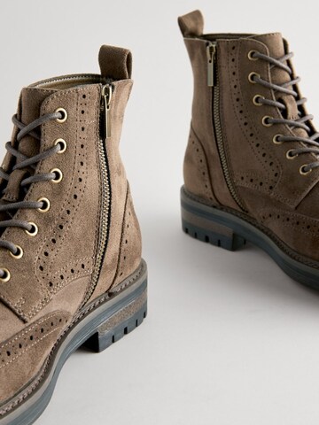 Next - Botas con cordones en marrón
