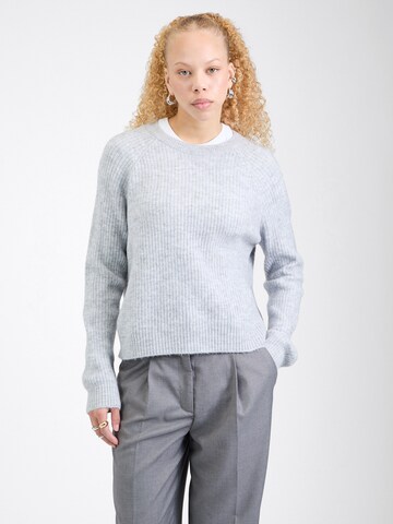 Pull-over PIECES en gris : devant