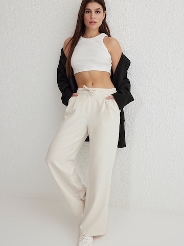 Trendyol Loosefit Kalhoty se sklady v pase – bílá