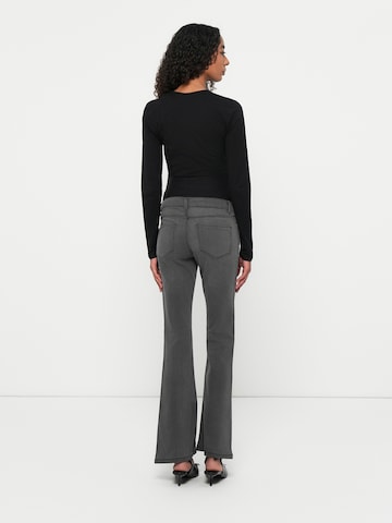 Vero Moda Maternity Rozkloszowany krój Jeansy 'VMMTANYA' w kolorze szary