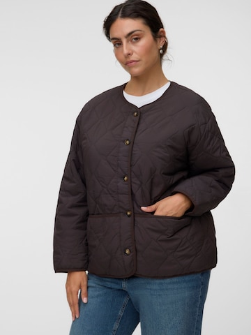 Vero Moda Curve - Chaqueta de entretiempo 'OLIVIA' en marrón: frente
