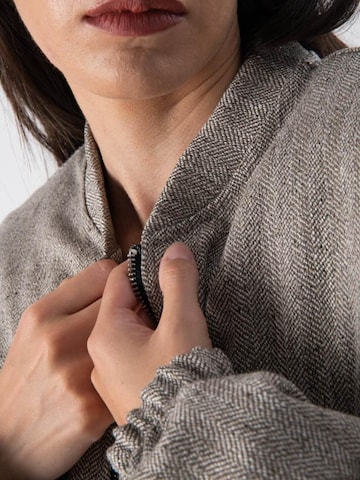 MND Übergangsjacke 'Down bomber jacket with ruffled hem'‌‌‌‌‌ in Grau