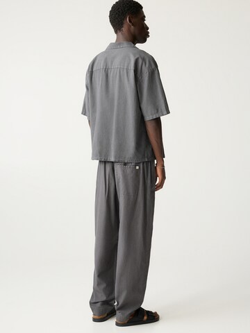 Loosefit Pantalon Pull&Bear en gris