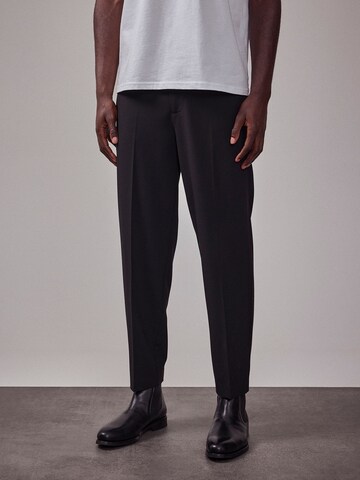 DAN FOX APPAREL Regular Pleated Pants 'The Essential' in Black: front