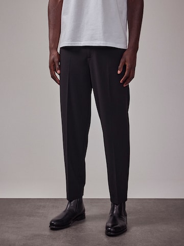 Regular Pantalon à plis 'The Essential' DAN FOX APPAREL en noir : devant