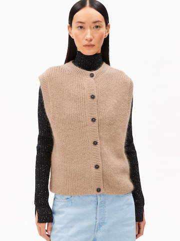 ARMEDANGELS Top in Brown: front