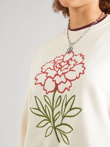 Kaotiko Collegepaita 'CAMELIA' värissä beige