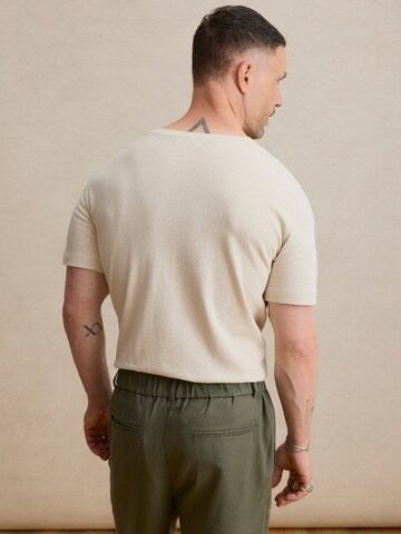 DAN FOX APPAREL Póló 'Caspar' - bézs