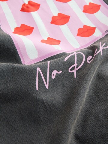 Next Póló 'No Peeking Kendra Dandy' - szürke