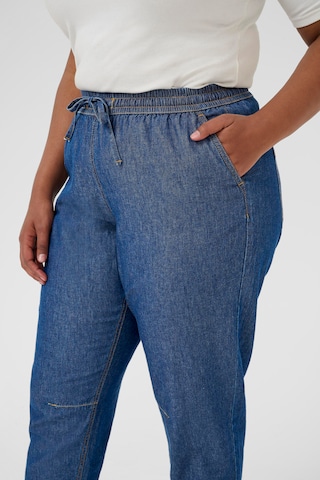 KAFFE CURVE - Loosefit Calças 'Louisa' em azul