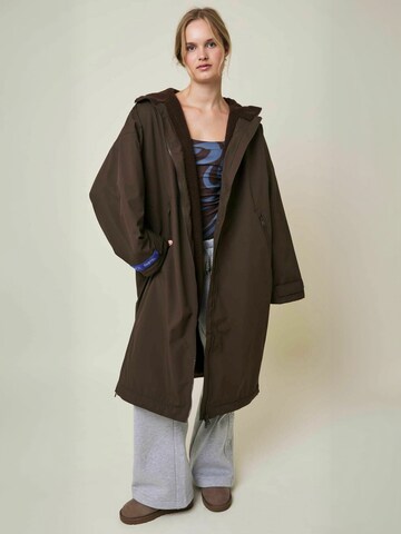 Cartel Copenhagen Between-season jacket ' Allure ' in Brown: front