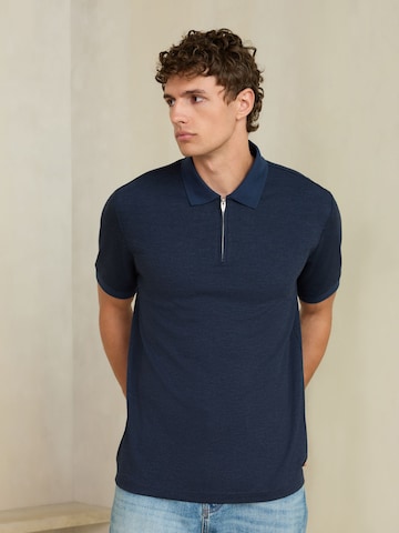 Tricou de la Next pe albastru: față
