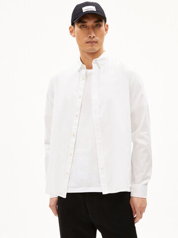 Coupe regular Chemise 'QUAASA' ARMEDANGELS en blanc : devant