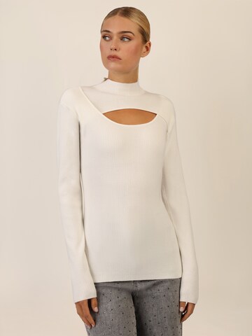 APART Sweater in White: front