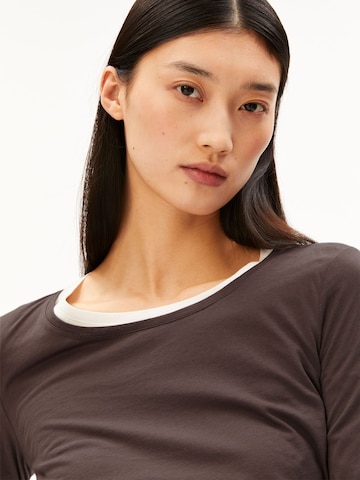 ARMEDANGELS Longsleeve EINIAARA SOFT in Braun: Vorderseite