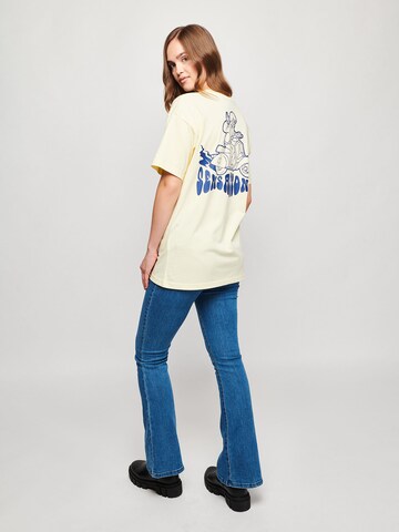 T-Shirt 'SENSATIONELL' ABOUT YOU x StayKid en jaune