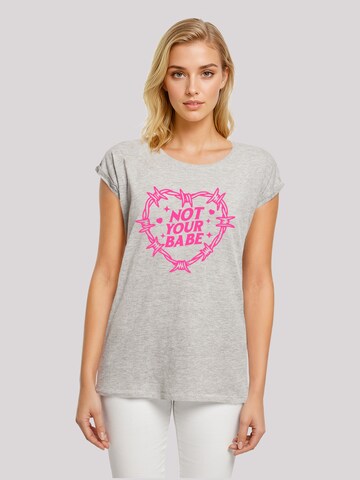 T-shirt 'Unabhängige Frau Not Your Babe Frauentag' F4NT4STIC en gris : devant