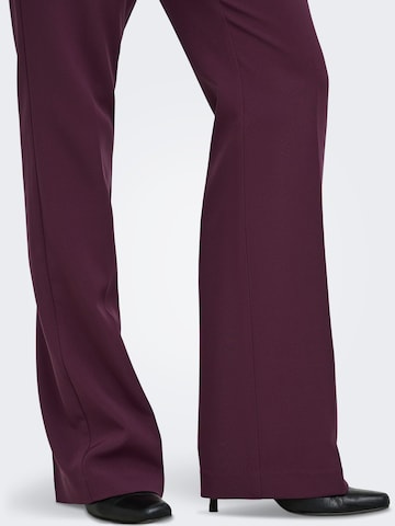 regular Pantaloni di ONLY in rosso