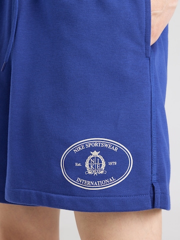 Nike SportswearLoosefit Hlače 'Club' - plava boja