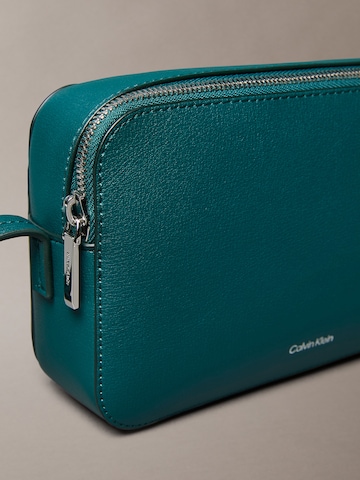 žalia Calvin Klein Rankinė su ilgu dirželiu