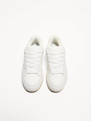 Sneaker low de la Bershka pe alb