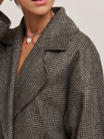 A LOT LESS Between-seasons coat 'Cassandra' in Brown