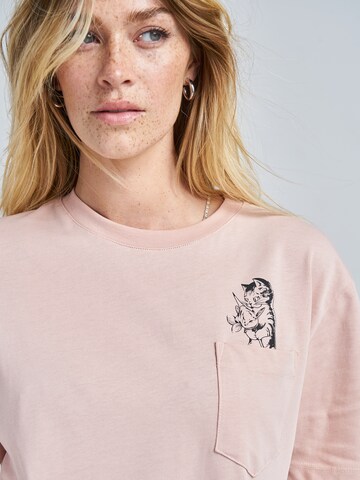 ABOUT YOU x Swalina&Linus T-shirt 'Liam' i rosa