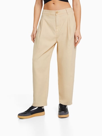 Bershka Tapered Bandplooi jeans in Beige: voorkant