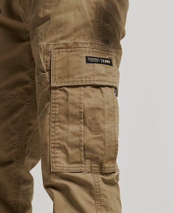 Coupe slim Pantalon cargo Superdry en beige