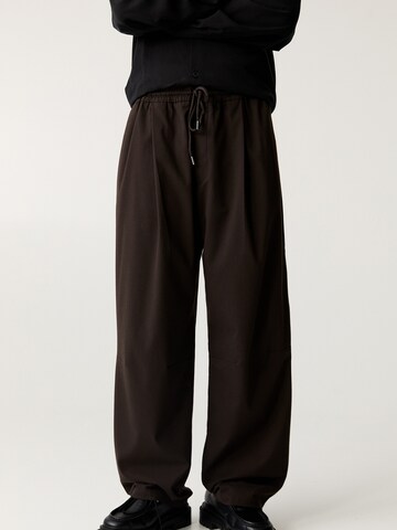 Pull&Bear Wide Leg Bukser med lægfolder i brun: forside