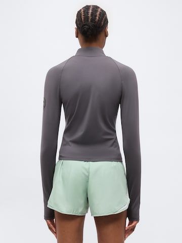 NIKE Trainingsjack 'SWIFT' in Grijs