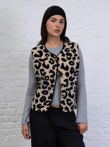 BROKE + SCHÖN Weste 'Teddyweste mit Leoprint'‌‌‌‌‌‌‌ in Beige: Vorderseite