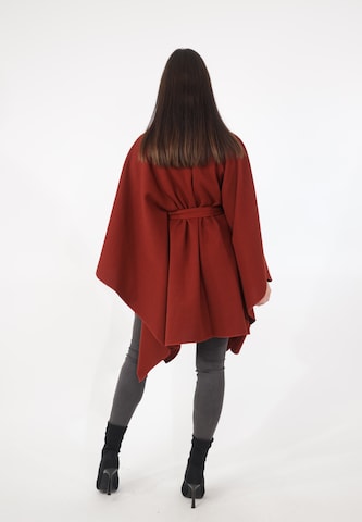 Elara Cape in Rot