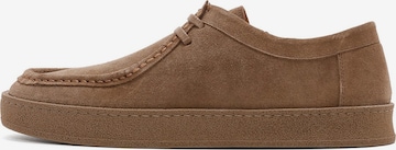 Chaussure à lacets Derimod en marron : devant