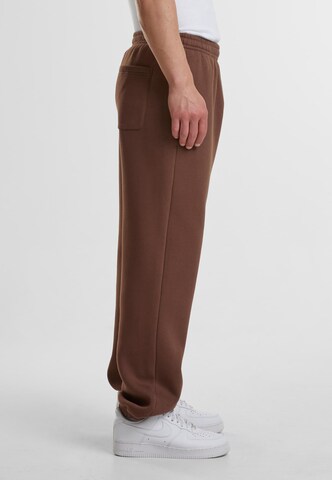 Tapered Pantaloni di Urban Classics in marrone
