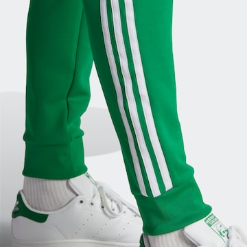 ADIDAS ORIGINALS Zwężany krój Spodnie 'Adicolor Classics Sst' w kolorze zielony