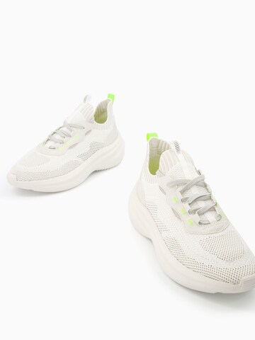 Sneaker bassa di Bershka in bianco