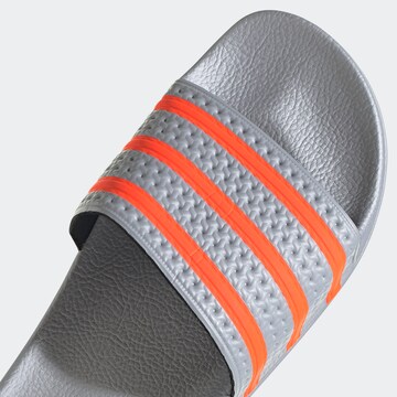 ADIDAS ORIGINALS Pantolette 'Adilette' in Grau