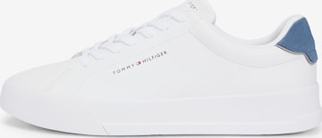 Baskets basses TOMMY HILFIGER en blanc : devant
