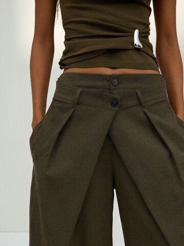 Barrel Pantaloni con pieghe di Bershka in verde