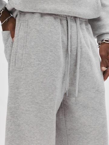 Largi Pantaloni de la Pull&Bear pe gri