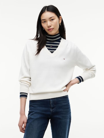 Pulover 'ESSENTIAL' de la Tommy Jeans pe alb: față