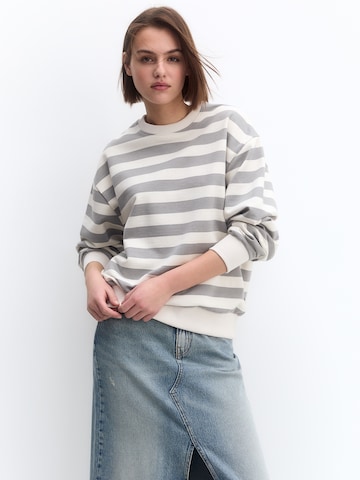 Pull&Bear Sweatshirt in Grijs: voorkant