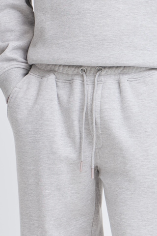 Loosefit Pantalon 'BHJURIS' BLEND en gris