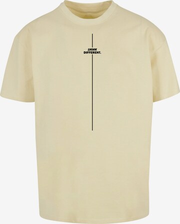 Merchcode Shirt 'Think Different' in Geel: voorkant