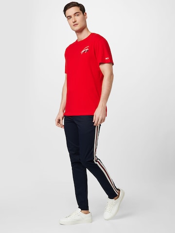 Tommy Jeans قميص بلون أحمر