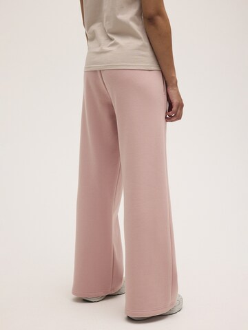 Regular Pantalon 'CALICE regular wide graphic sweat pants' FILA en rose