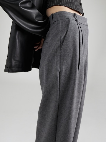 Abercrombie & Fitch Широка кройка Панталон с набор 'SLOANE' в сиво
